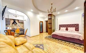 СВІТЛО! VIP Apartment in the Druzhby Narodiv metro station